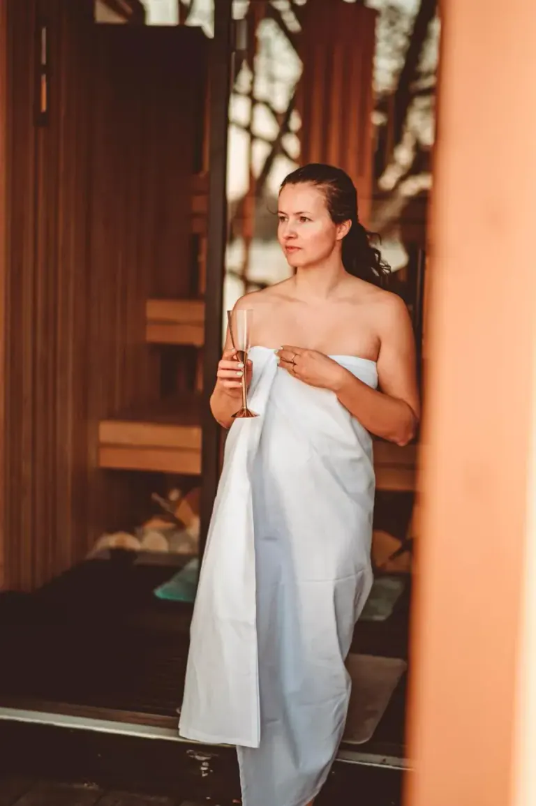 Guest wrapped in a sauna sheet outside Pixxla Sauna Pardubice.