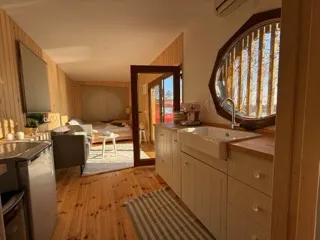 Kuchyňka propojená s odpočinkovým prostorem v zázemí sauny Pixxla Veľký Biel.